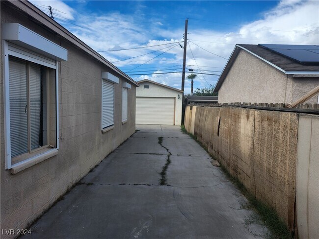 Building Photo - 4624 Evergreen Pl