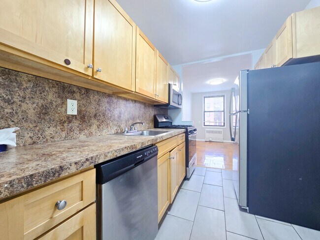 Foto del edificio - 525-527 Riverdale Avenue