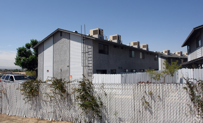 Building Photo - Hill Crest Apartments