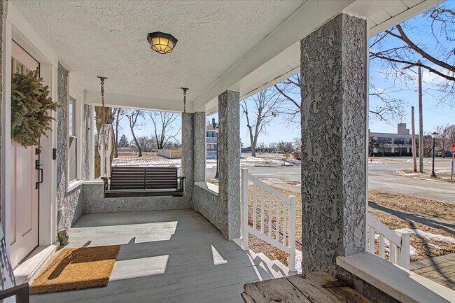 Foto del edificio - 136 E Jackson St