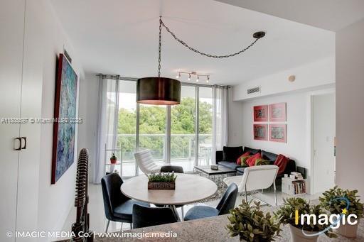 Foto del edificio - 720 NE 62nd St
