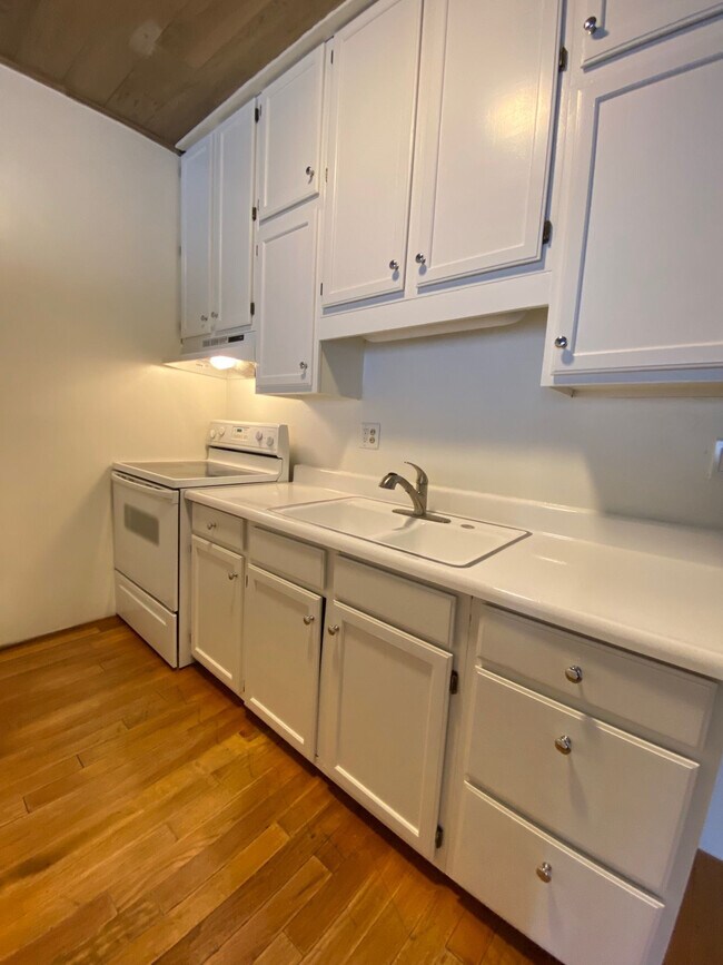 Building Photo - 328 S La Peer Dr