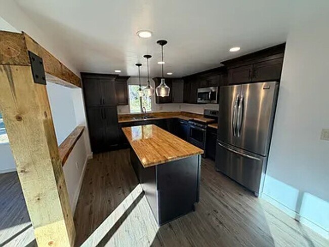 Building Photo - Available Now! | Updated Home | OWWII