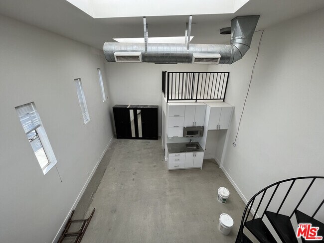 Building Photo - 553 Rose Ave