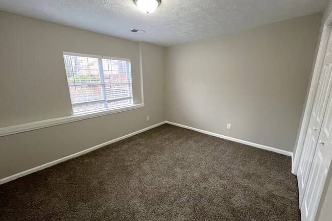 Building Photo - 5819 Bellingrath Way