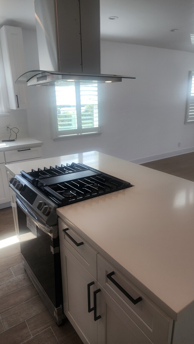 Kitchen - 6067 Comey Ave