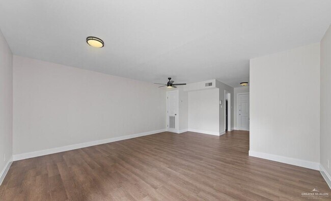 Foto del edificio - 8 Continental Dr