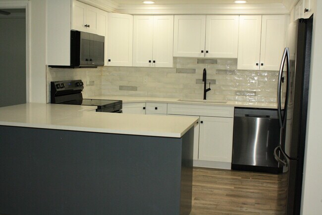 Building Photo - 4401 Crystal Lake Dr