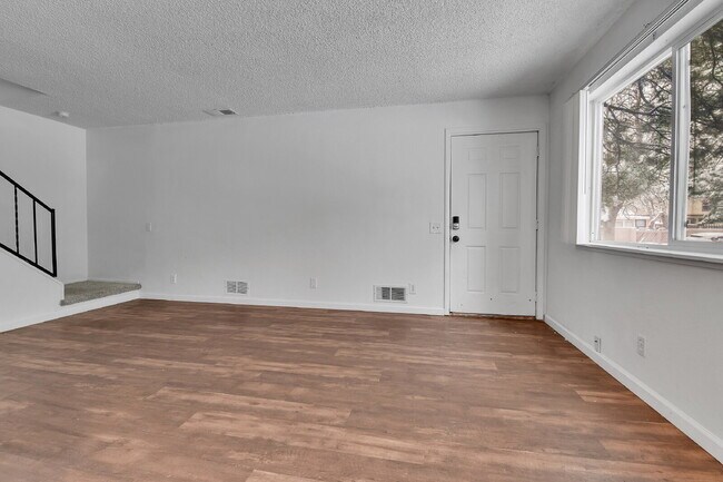 Foto del edificio - $1,540.95.95- 2 Bed, 1 Bath Condo in Aurora with Central AC and in Unit Laundry!