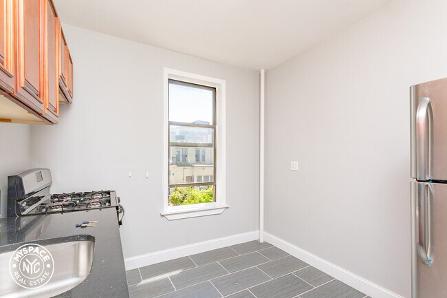 Building Photo - 270 Parkside Ave