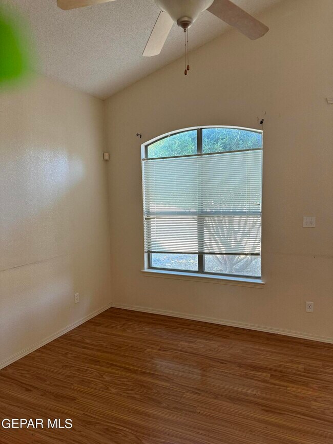 Building Photo - 10899 Northview Dr