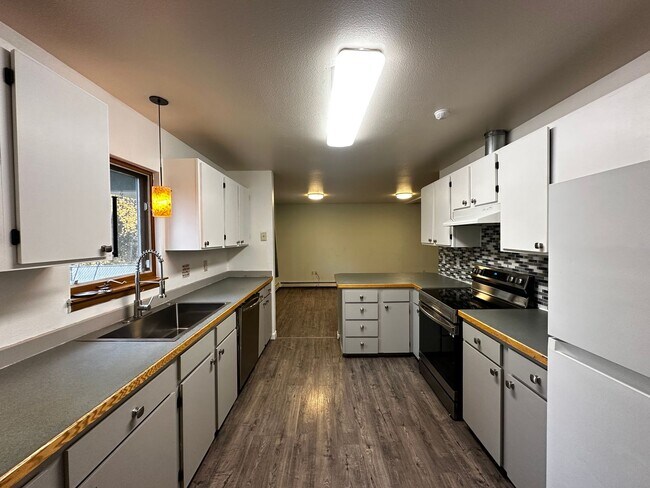 Building Photo - 3 Bed/2.5 Bath/1 Car Heated Garage (All Ut...