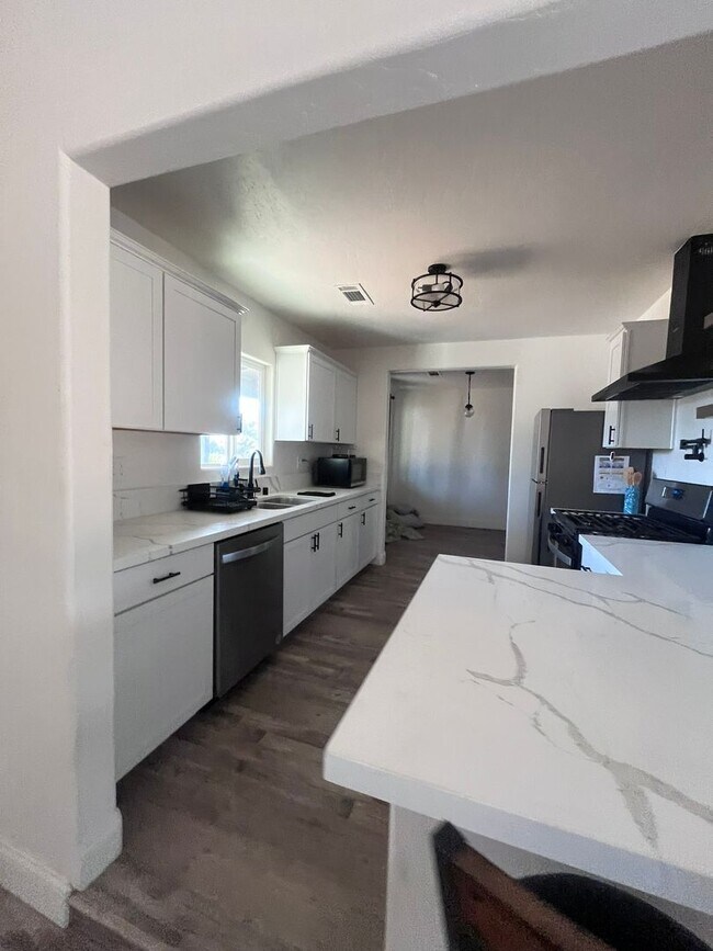 Foto del edificio - 128 W Sandra Ave