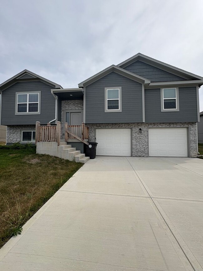 Building Photo - 707 Summer Dawn Cir