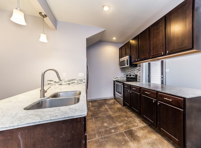 Foto del edificio - Modern Luxurious Lafayette Townhome for Rent (Right Across From the Oil Center)!