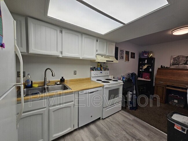 Building Photo - 146 Yank Way