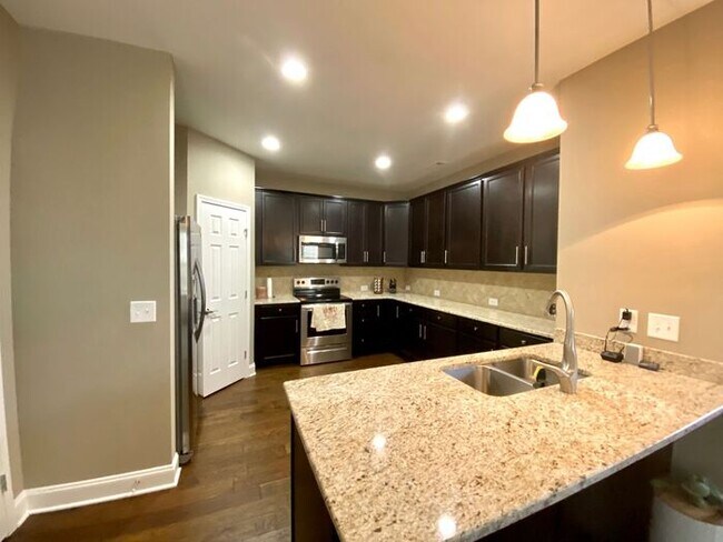 Building Photo - 2048 Westburn Ln