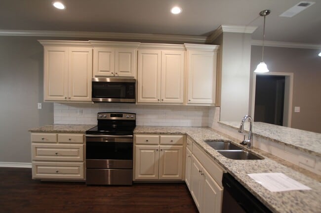 Building Photo - Beautiful 3 Bedroom 2 Bath Home in Guinn E...