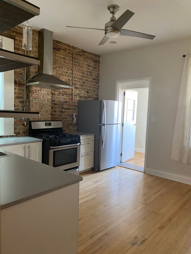 Kitchen - 4532 N Albany Ave