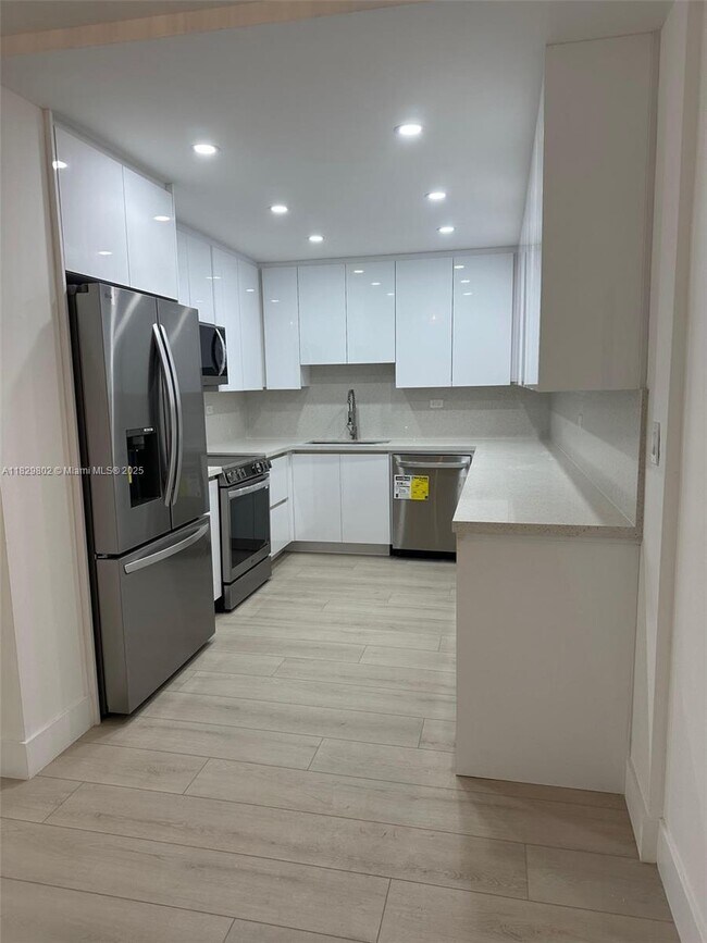 Building Photo - 5555 Collins Ave