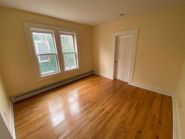 Foto del edificio - 373-375 Blatchley Avenue