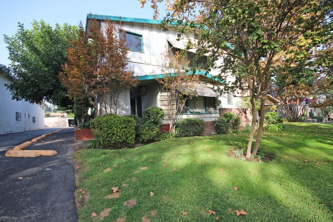Building Photo - 703 E Villa St