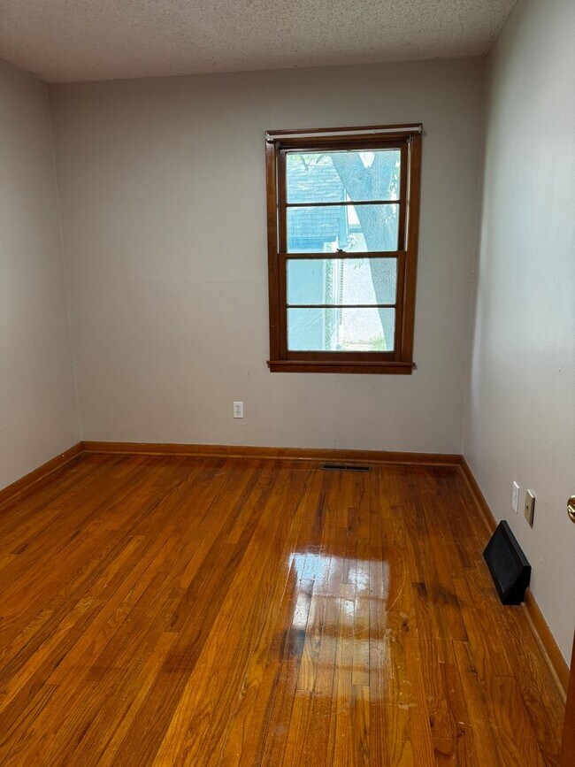 Foto del edificio - 119 S Byers Ave