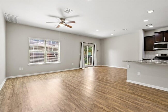 Building Photo - 516 E Slaughter Ln