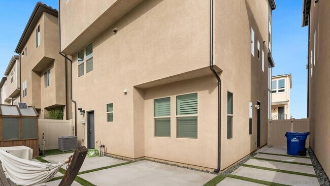 Foto del edificio - 15681 Rennyson Way