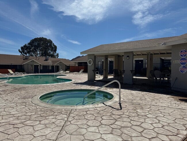 Foto del edificio - Quail Springs Village Apartments