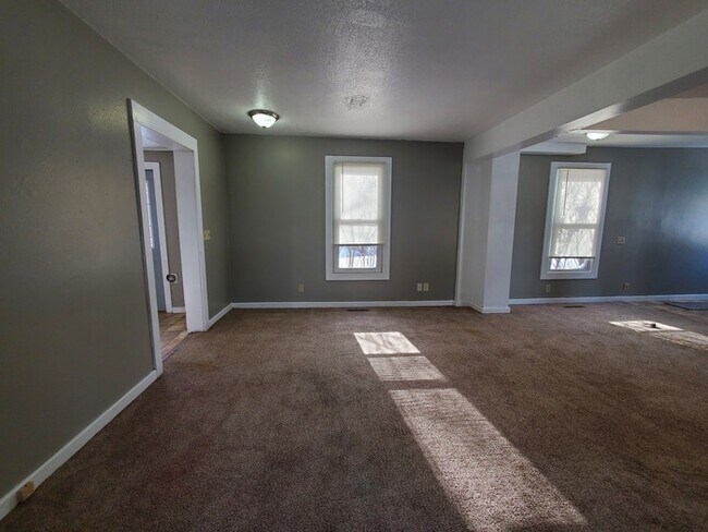 Building Photo - 3 Bed/1 Bath with washer and dryer hookups