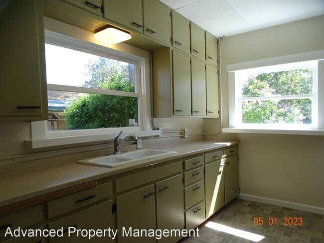 Building Photo - 2 br, 1.5 bath House - 129 East E St