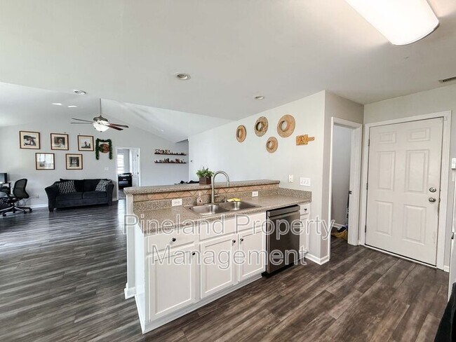 Building Photo - 1445 Kershaw Loop