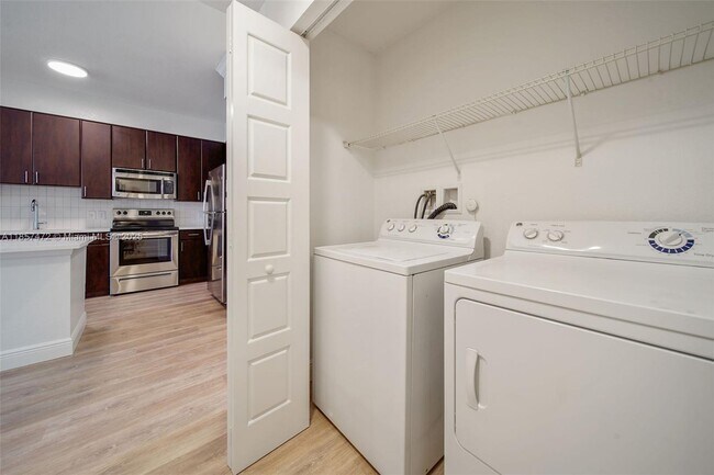 Foto del edificio - 10170 SW 7th St