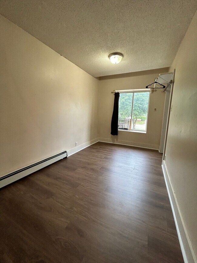 Foto del edificio - Spacious Three Bedroom Near Campus