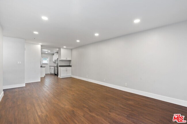 Building Photo - 16550 Vanowen St