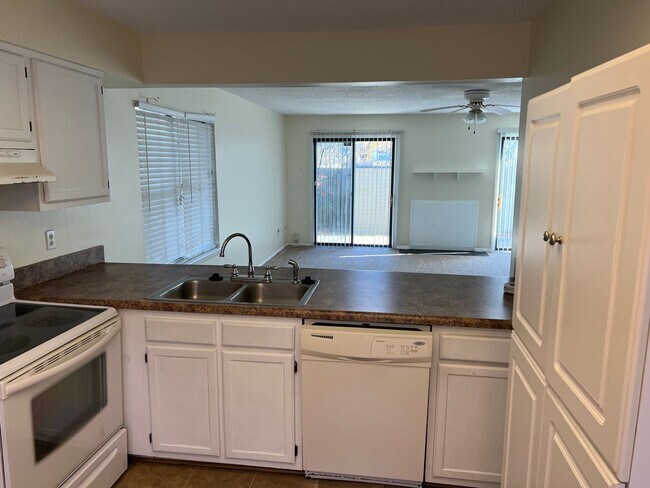 Building Photo - 401 Saddlebrook Ct