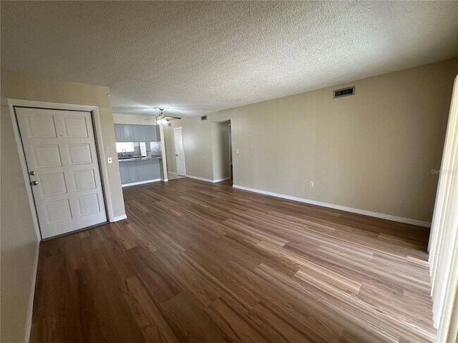 Foto del edificio - 1000 Lake of the Woods Blvd