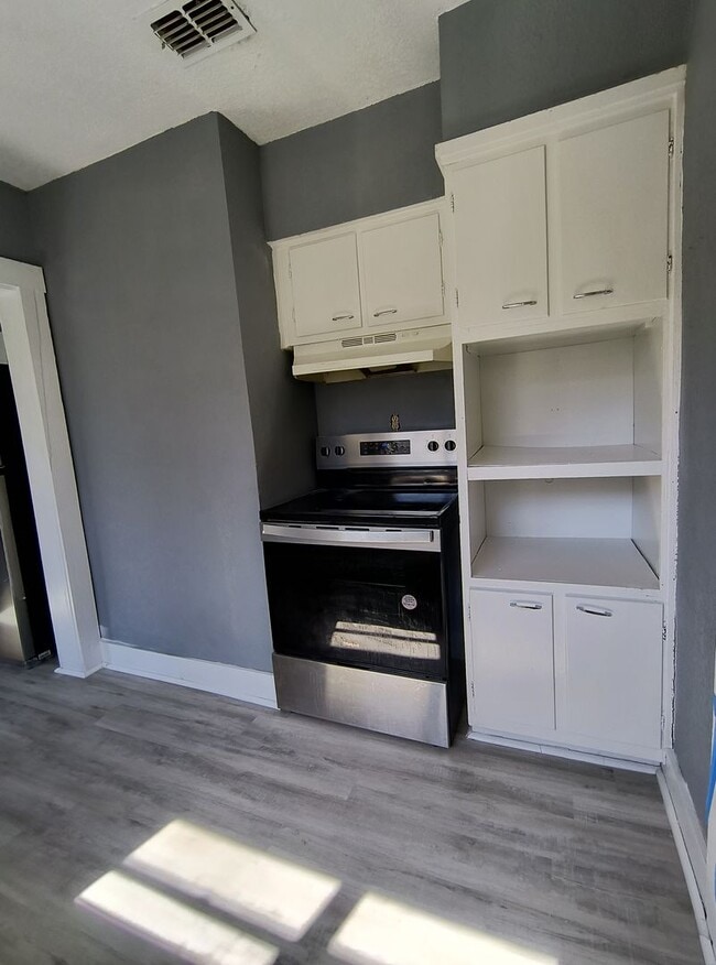 Foto del edificio - $1000 OFF SECOND MONTH --- 2-Bedroom WITH SUNROOM Home for Rent in Downtown Winter Haven!!