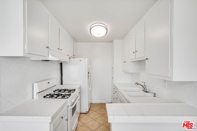 Foto del edificio - 7548 Hampton Ave