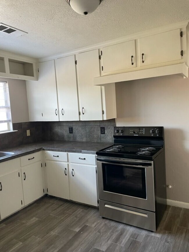 Foto del edificio - April Move In