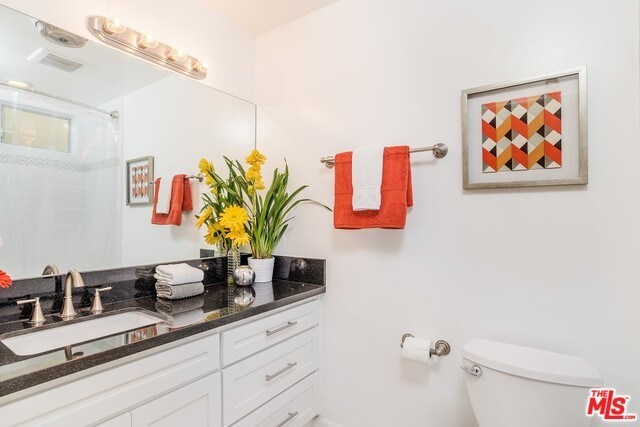 Master Suite #1 Bathroom - 1454 Yale St