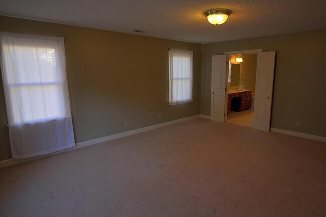 Foto del edificio - Spectacular & Spacious 4 Bedroom, 3 Bathroom Home in Durham with 1st Floor Bedroom!