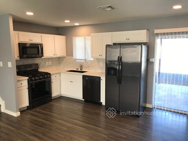 Building Photo - 510 E Papago Dr