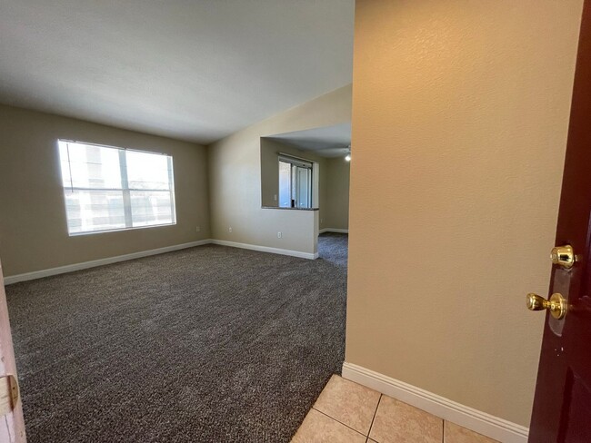 Building Photo - Gorgeous 2nd Floor Unit-Available SOON!