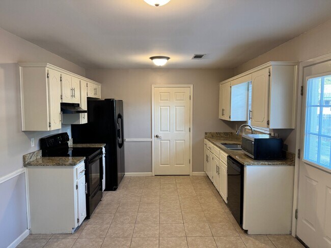 Building Photo - 11 Matthews Ln