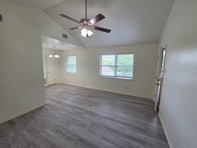 Building Photo - 405 Ranchero Rd