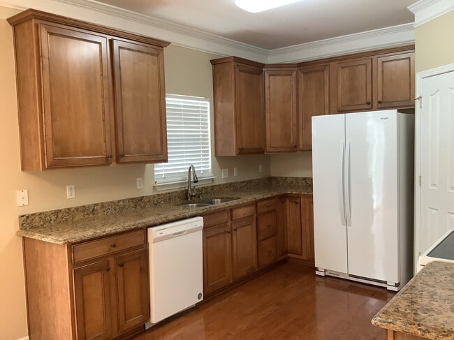 Building Photo - 11 Knoll Ridge Dr