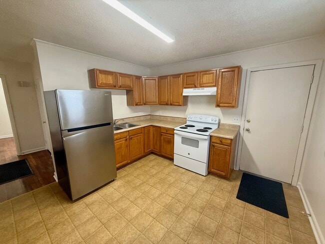 Building Photo - Two bedroom, 1 bath house in Burlington