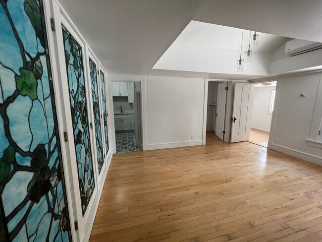 Foto del edificio - Renovated Two-Bedroom Apartment!
